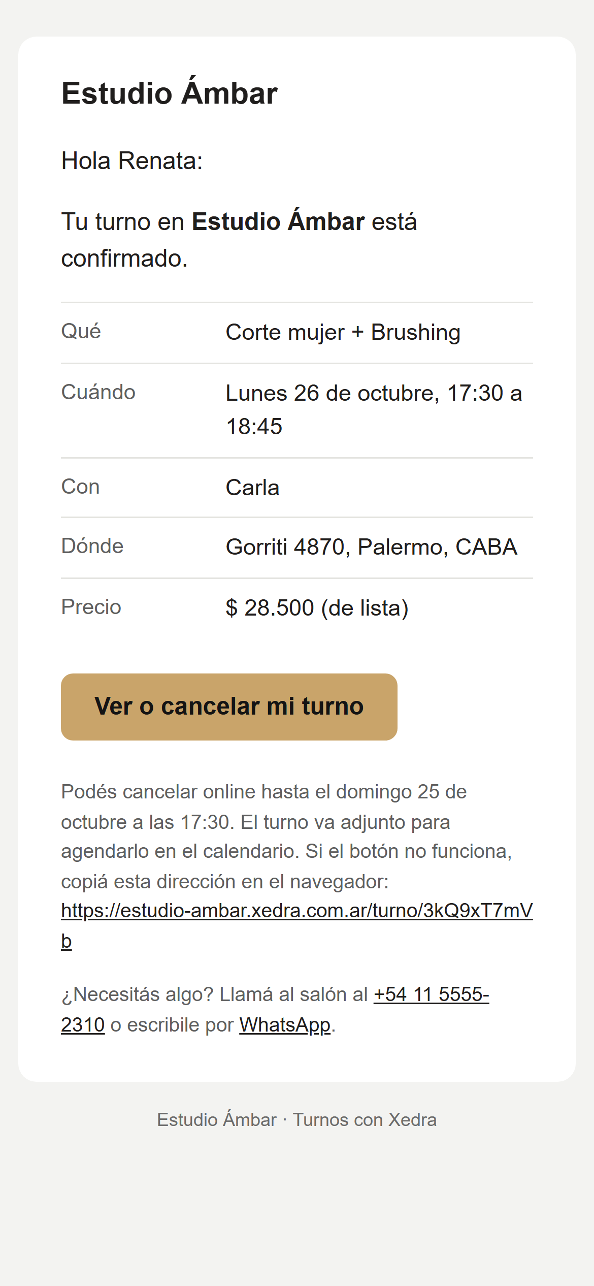 Email de confirmación que recibe la clienta: qué, cuándo, con quién, dónde, precio y un botón para ver o cancelar el turno sin llamar.