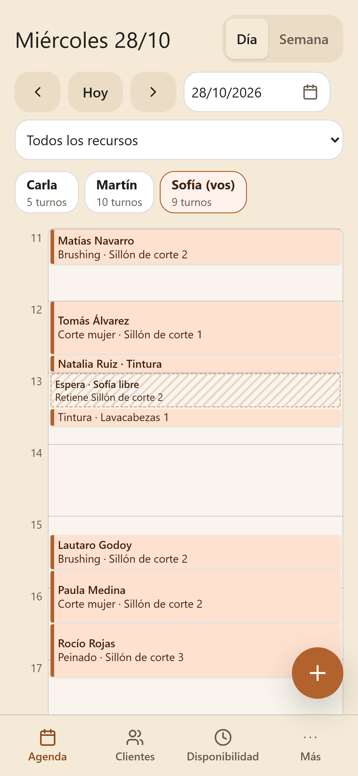 El día de Sofía en el celular: entre la aplicación y el lavado de una tintura aparece una espera rayada, tiempo que el salón puede vender.